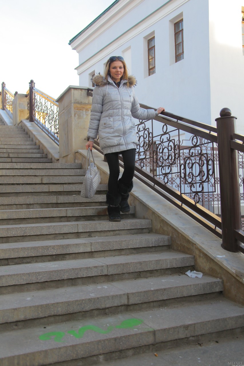 المراهقة الجذابة هايكي أ تُظهر ثدييها الصغيرين وتُصوّر عارية بمفردها