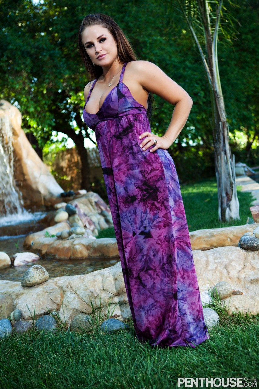 ブルック・ベル、巨乳の米国ポルノ女優、プールサイドでティーン隣人に犯される