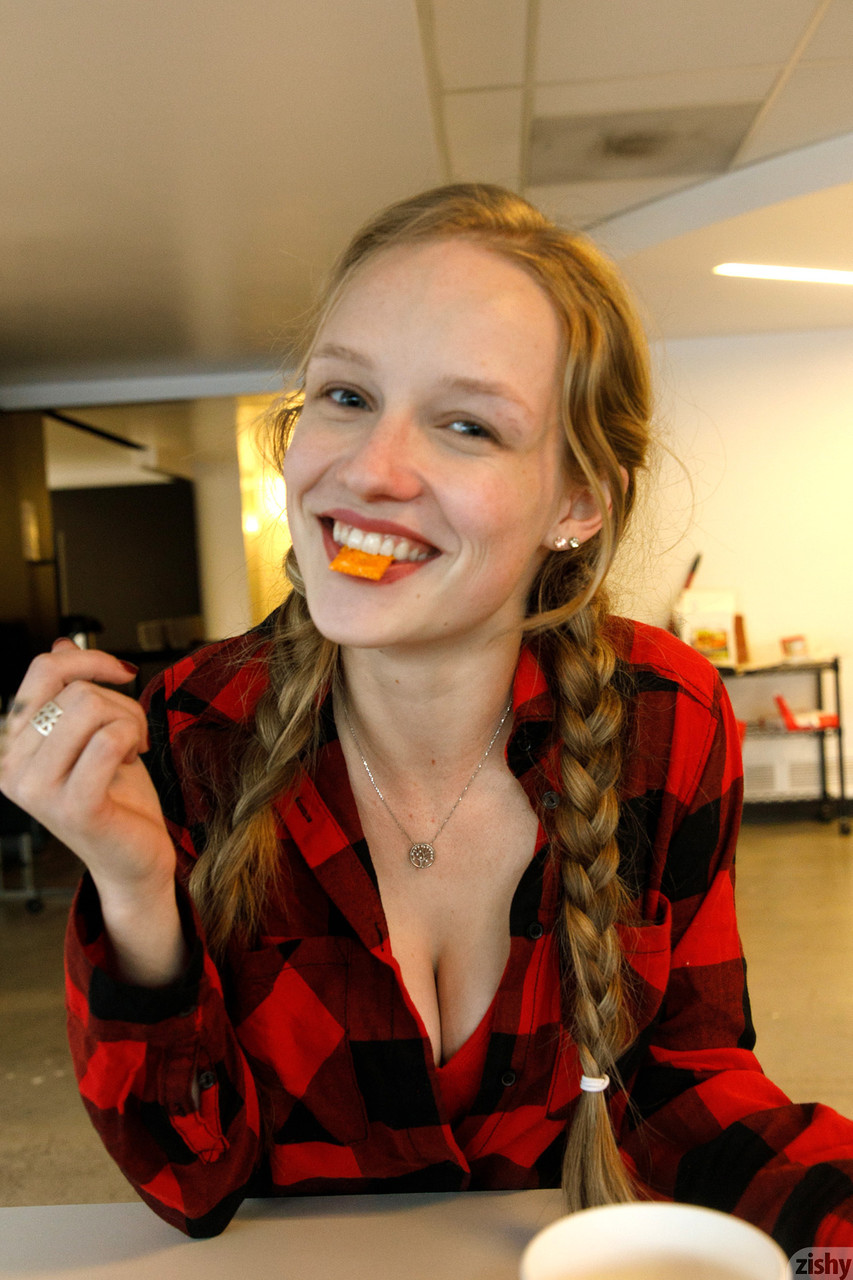 业余美女吉安娜范帕滕炫耀乳沟并闪现乳头