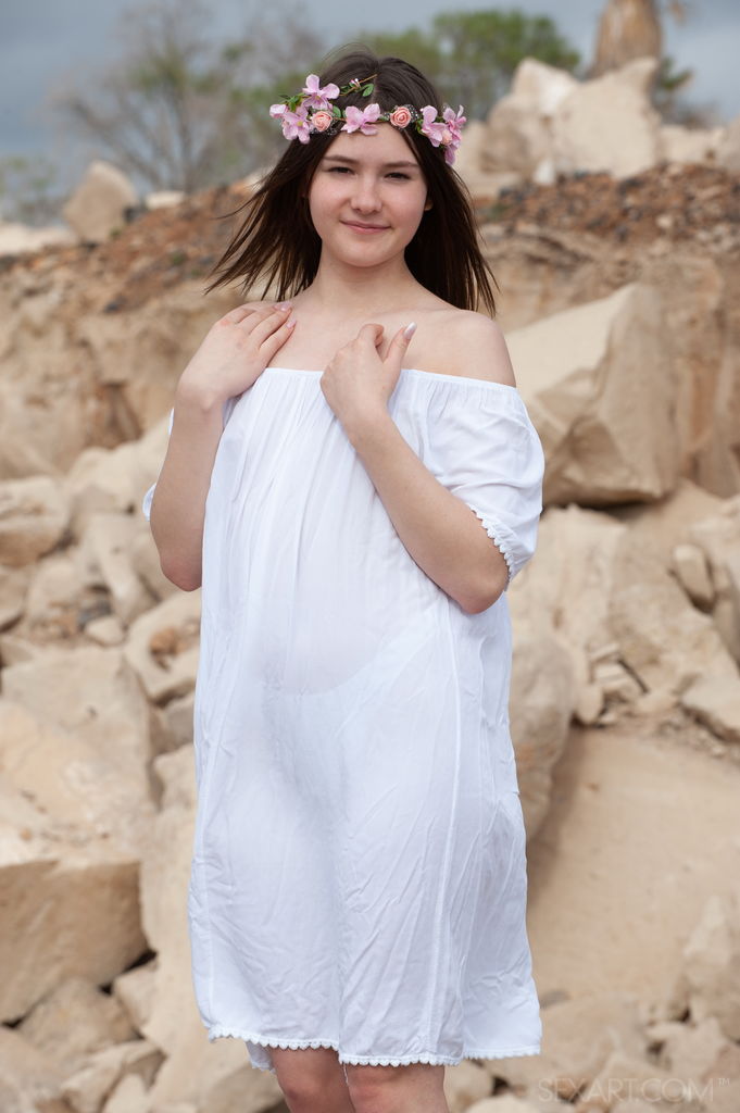 花冠ティーンモデルのMattyが彼女の甘いマンコを指でイかせます