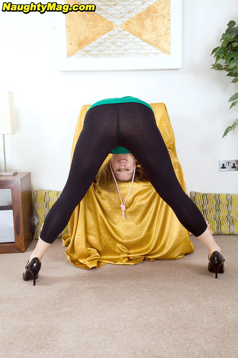 Amateur Masie Dee Peels Leggings To Reveal Her Very Hairy Beaver