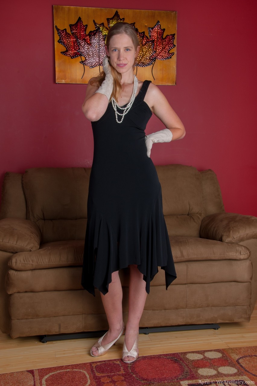 प्राकृतिक सुनहरे बालों वाली एप्रिल स्टाइलिश ड्रेस उतारकर स्तन और बालों वाली चूत दिखाती है