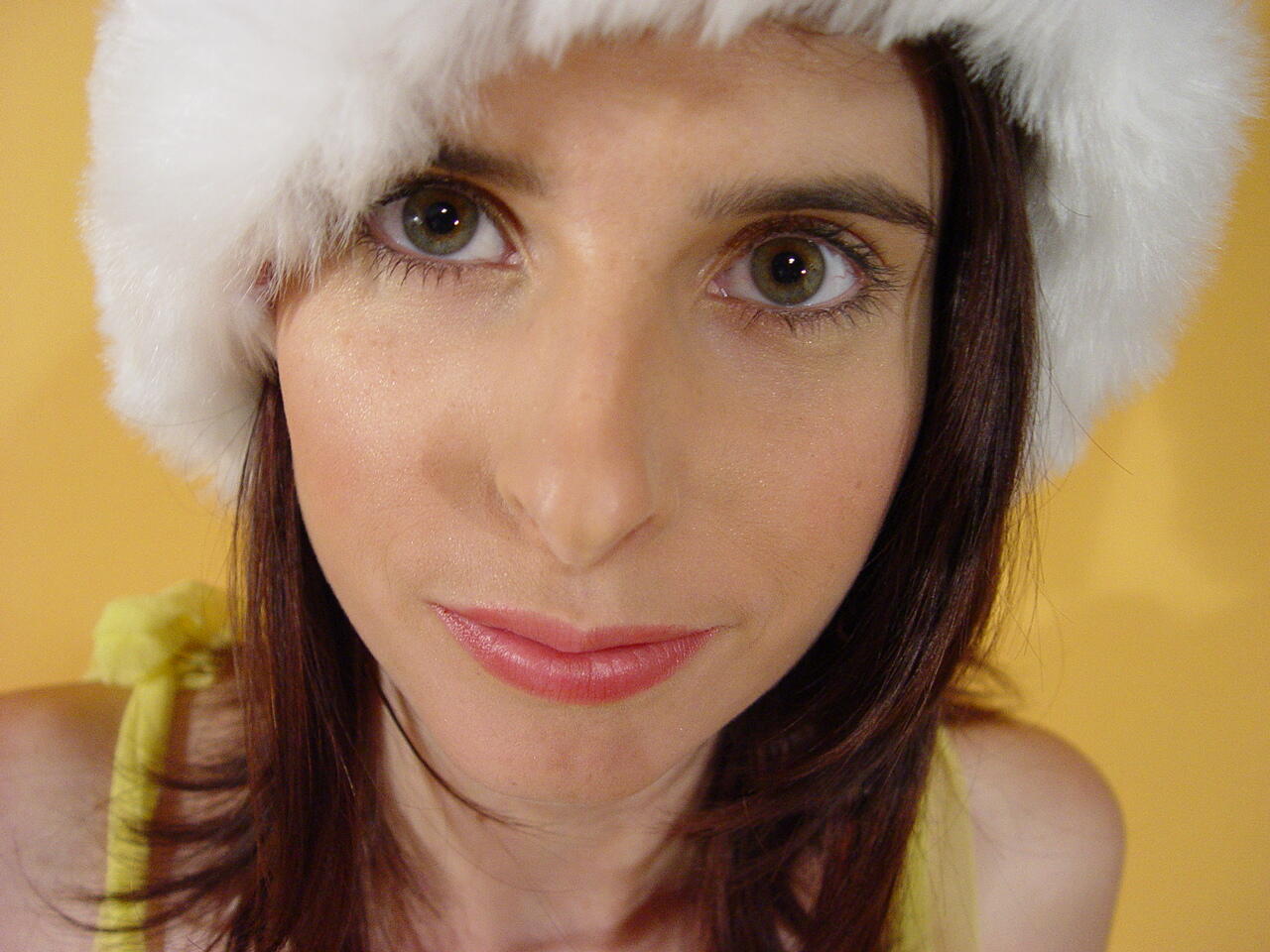 बड़े बूब्स वाली एक अमेच्योर क्रिसमस कैप और घुटने तक मोजे में नग्न हो जाती है