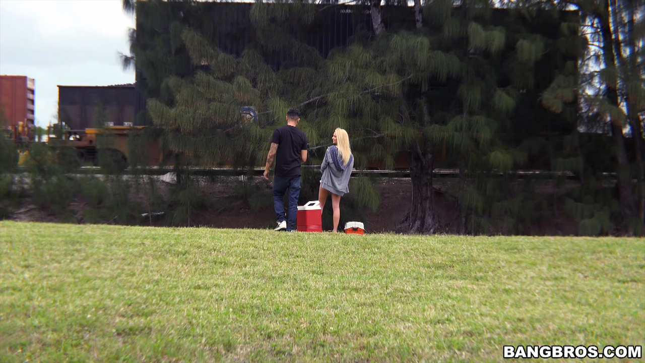 सुनहरे बालों वाली टीन रिले स्टार टैन लाइनों के साथ वैन में नंगी होकर चुदती है