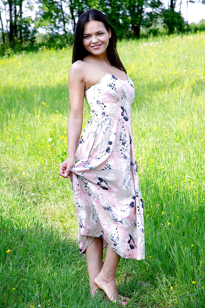 सींग वाली दस बेब बड़े बूब्स के साथ बाहर अपनी चूत मुठ मारती है