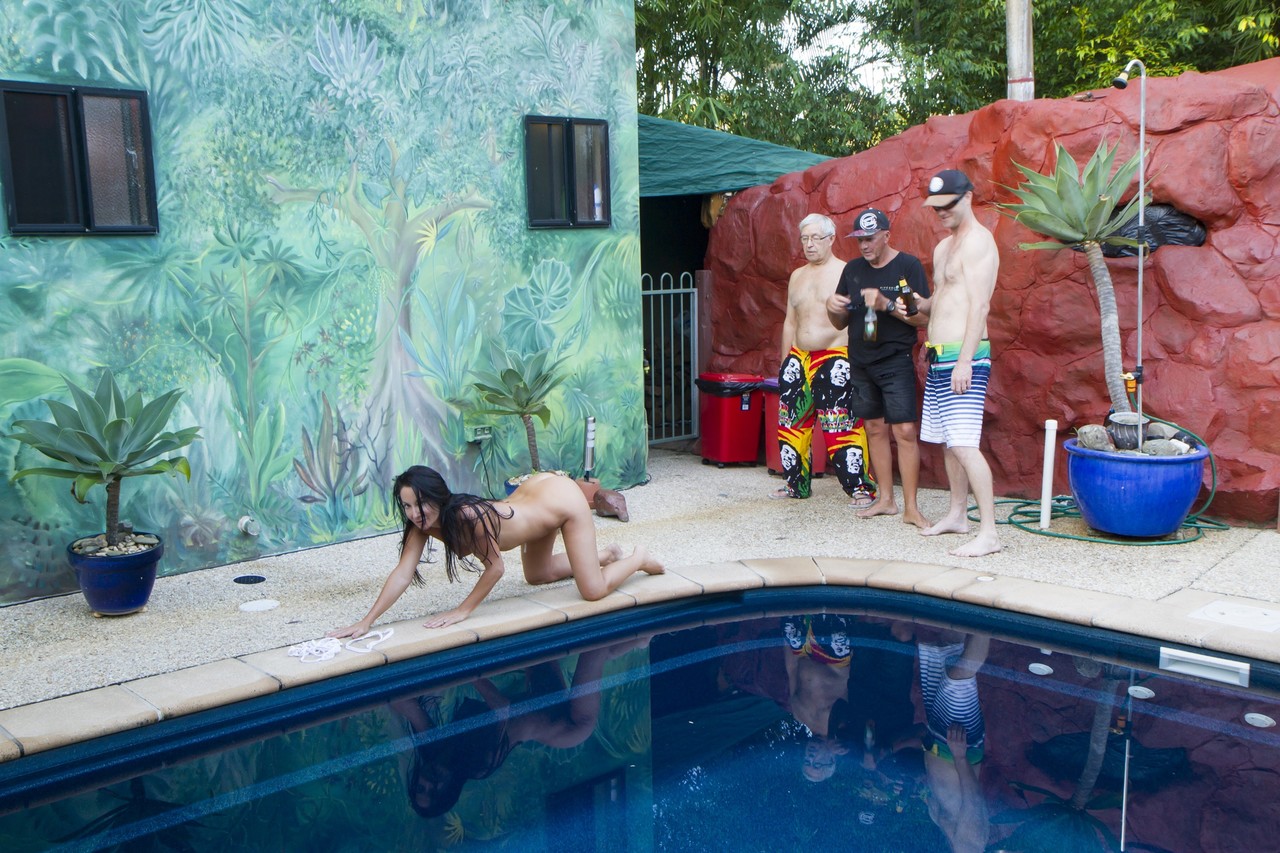 अमेच्योर मिल्फ़ जंगली चीज़ पूलसाइड तीन पुरुषों द्वारा नंगी और सहलाई गई