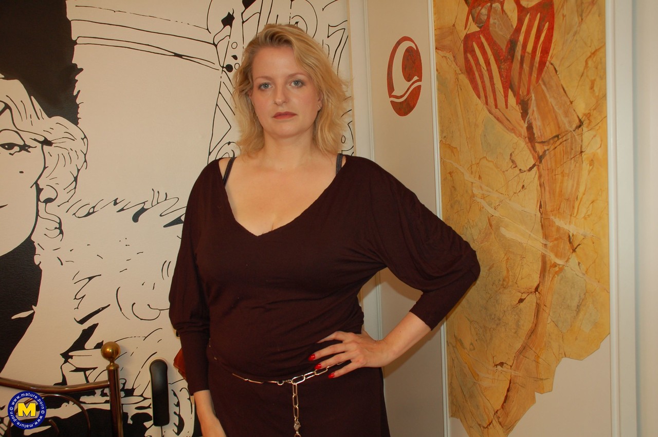 Kurvige Amateur-Milf Carola Geht Oben Ohne Und Zeigt Ihre Großen Titten