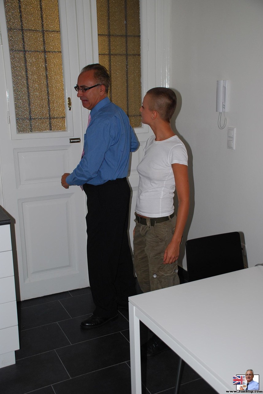 فتاة ذو الشعر القصير تظهر جسدها النحيل والجنسى والمحلاة