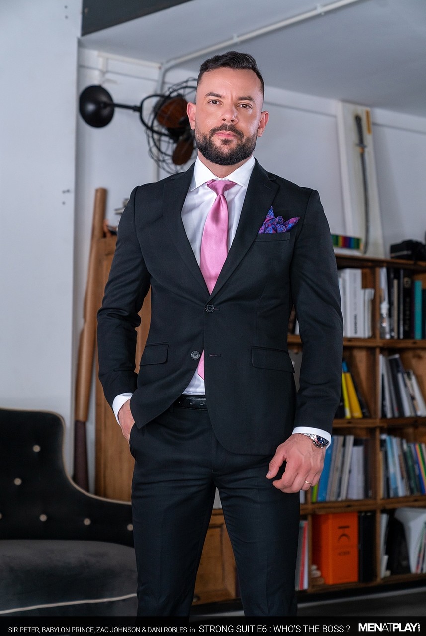 زملاء مثليون يمارسون جماع شرجي رباعي عنيف