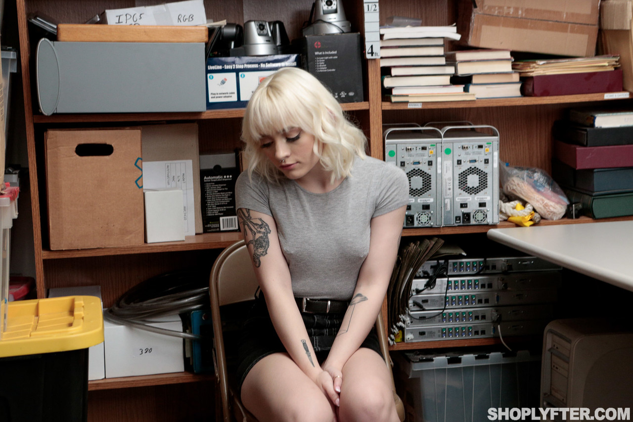 Голая Блондинка-Магазинная Воровка Наоми Нэш Делает Ручную Работу Во Время Обнажённого Обыска