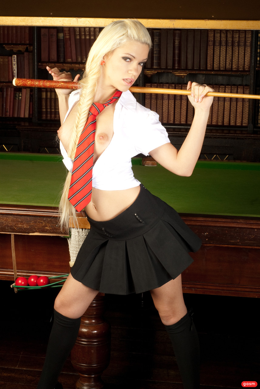 红发美女汉娜·肖与金发色情明星比比·诺埃尔共享一根硬挺阳具