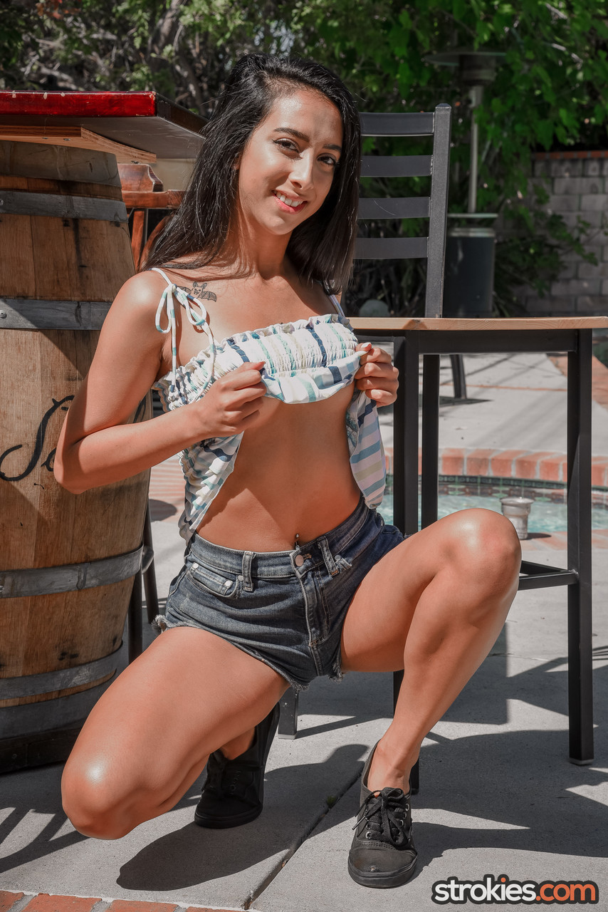 कियारा काई: श्यामला गुड़िया पूल के किनारे बड़ी गांड दिखाती है और लंड मसाज करती है