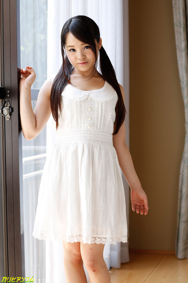 可愛いアジア人ティーンRisa Omomoが3Pで2本の硬いチンポに貫かれる