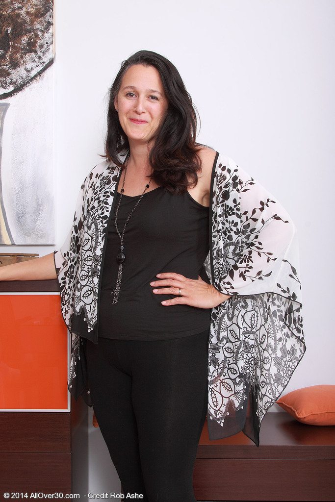 Über-30-Jährige Frau Mit Schwarzen Haaren Zeigt Stolz Ihre Muschi Nach Dem Sich Entkleiden