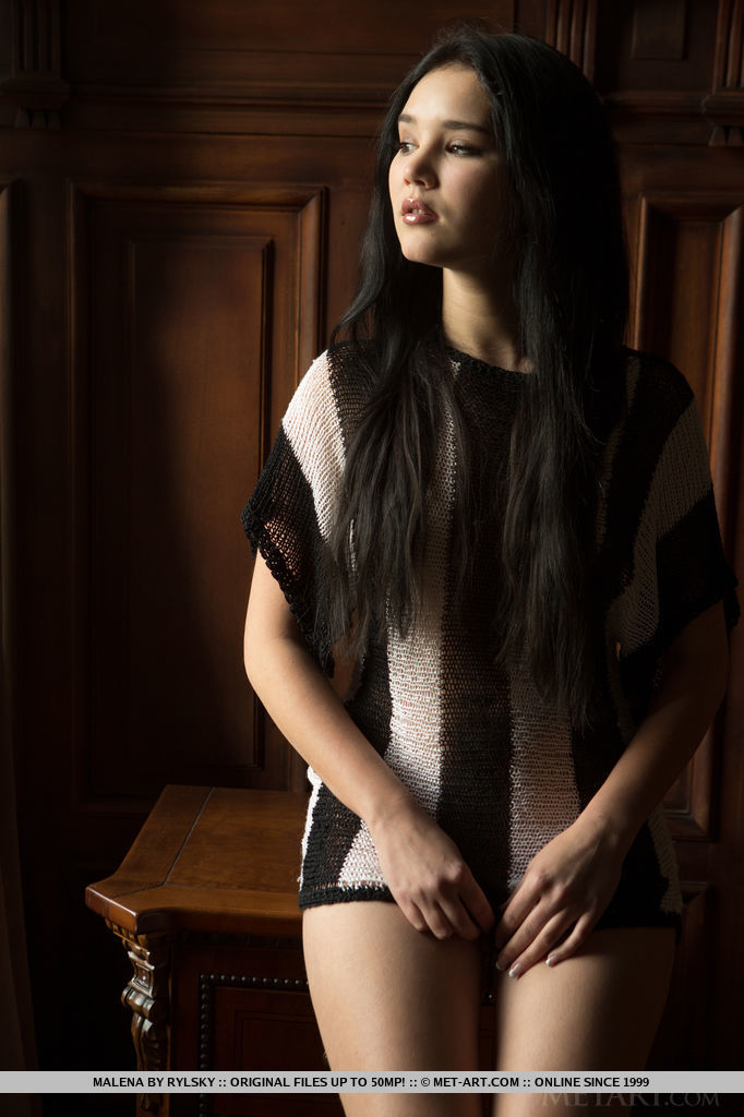 Exotique Jeune Fille Euro Malena Étend Ses Longues Jambes Pour Un Spectacle De Chatte Rasée