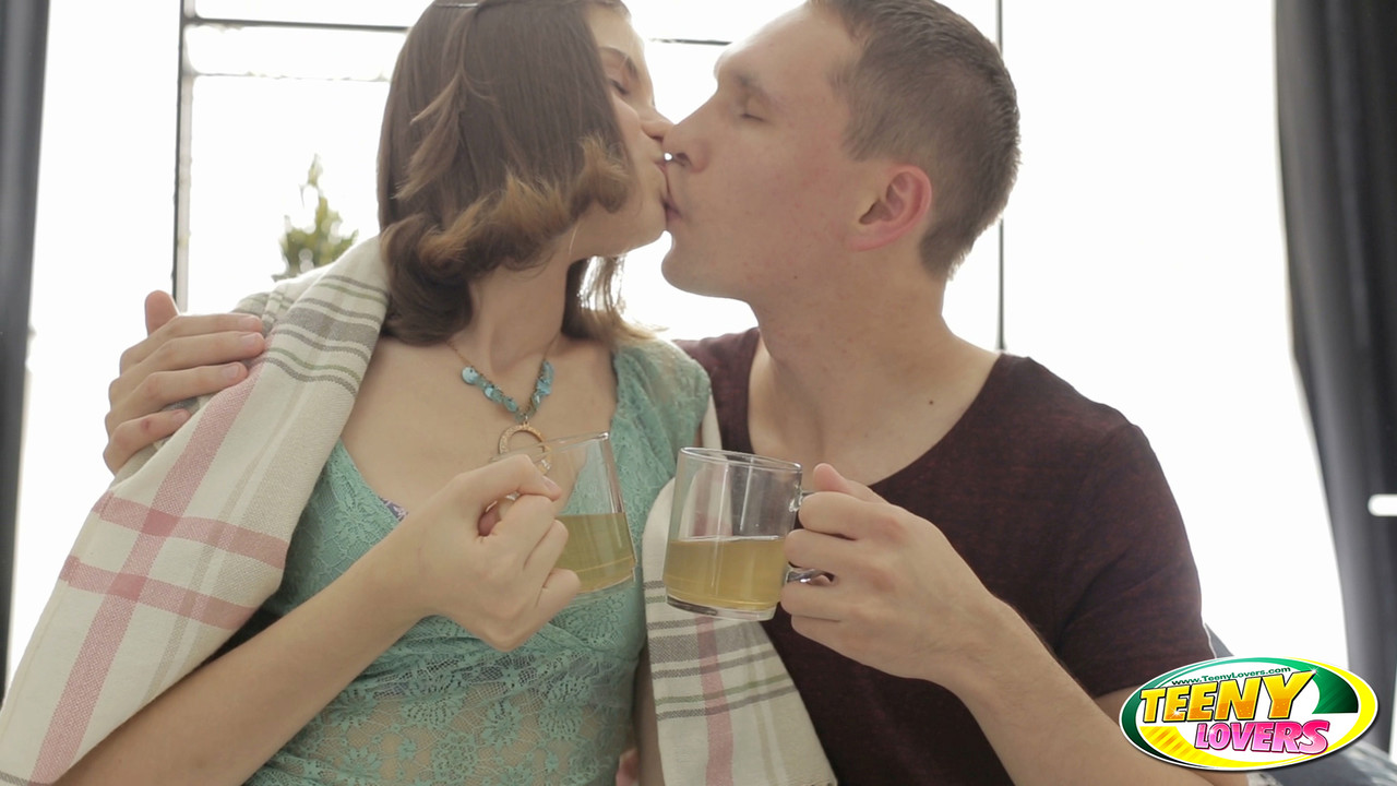 अन्ना टेलर को बॉयफ्रेंड से चम्मच स्टाइल में गुदा संभोग मिलता है