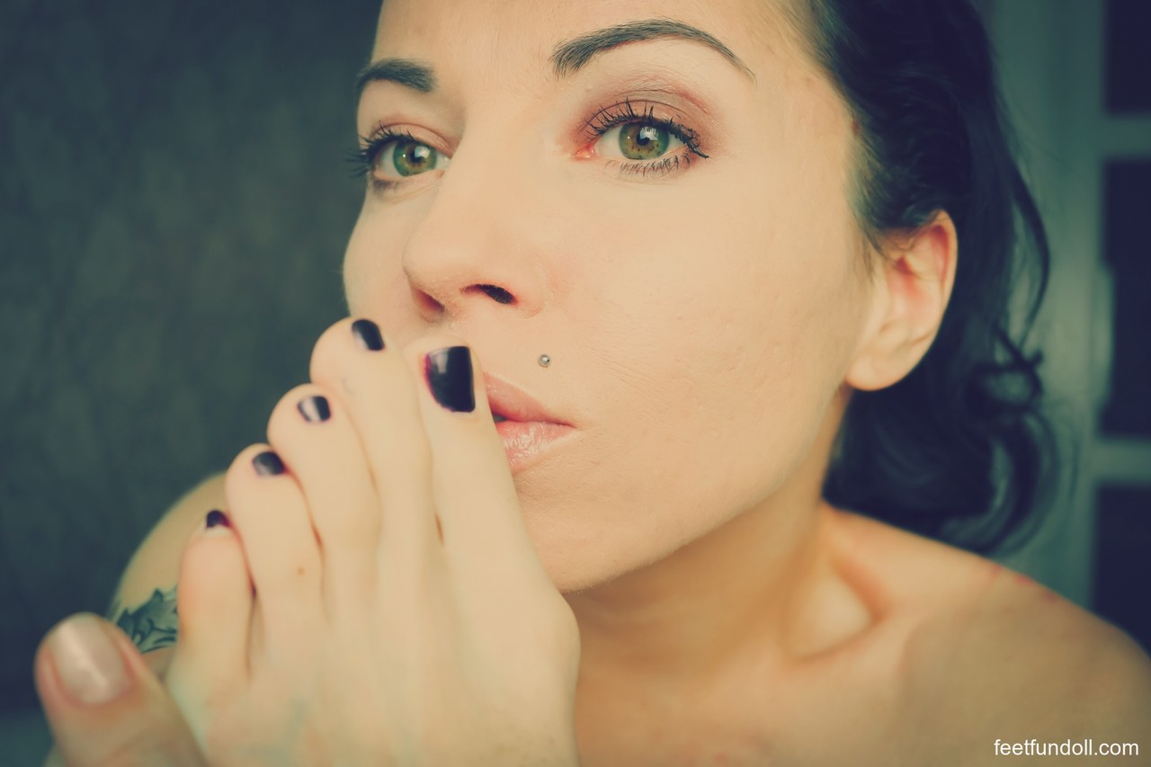 性感棕发美女Lisa Dove崇拜她美味的双脚和脚趾