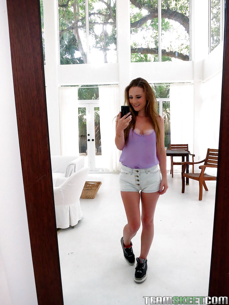 الفتاة الهواة سام سمرز تلعب بثدييها وهي ترتدي الملابس الداخلية