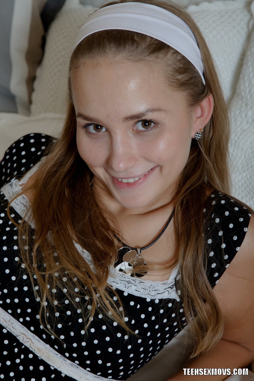 المراهقة الحلوة تحصل على جماع على السرير من صديقها जबकان يرتدي فقط جوارب بيضاء