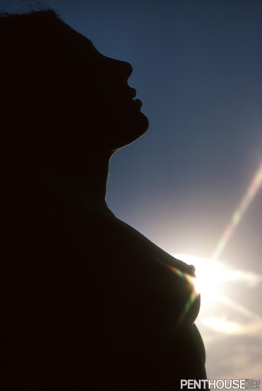 جمال خطوط التسمير كلوديا أرينا تكشف عن ثدييها وكسها المشعر