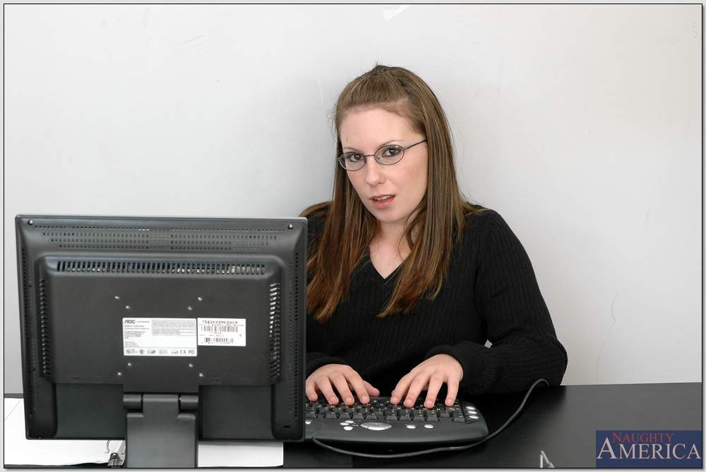 كريستي لي: السكرتيرة اللطيفة ذات النظارات تمارس الجنس الفموي والجماع