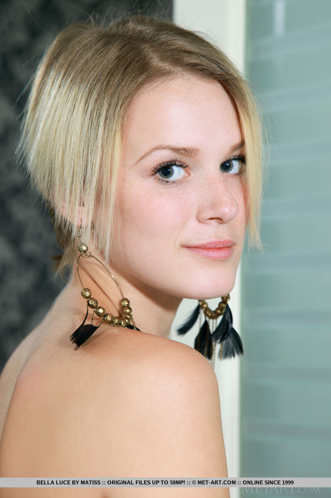 Bella Luce, 金发魅力宝贝, 过膝靴中炫耀娇小少女酥胸