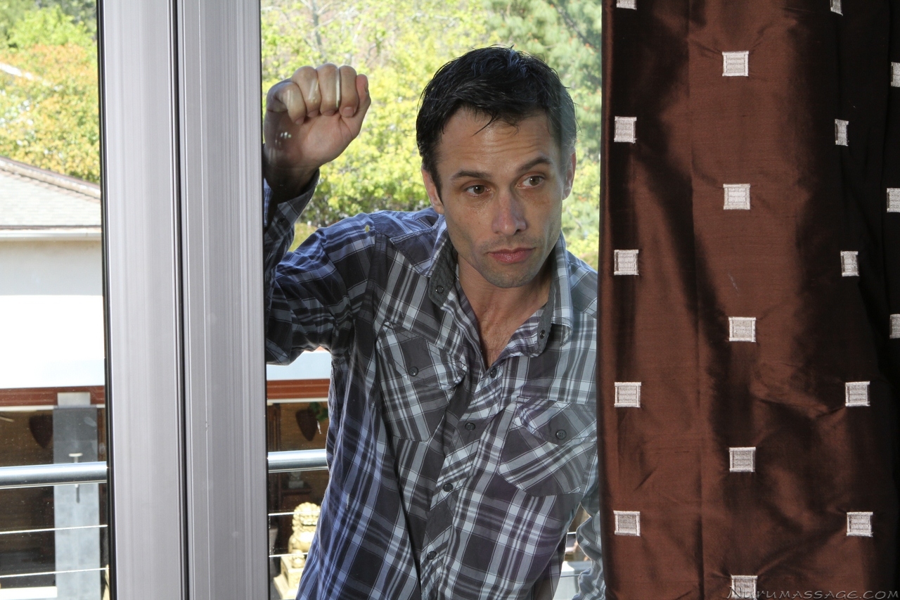 高爾夫球手把嬌小按摩師Juelz Wine當成妓女來幹