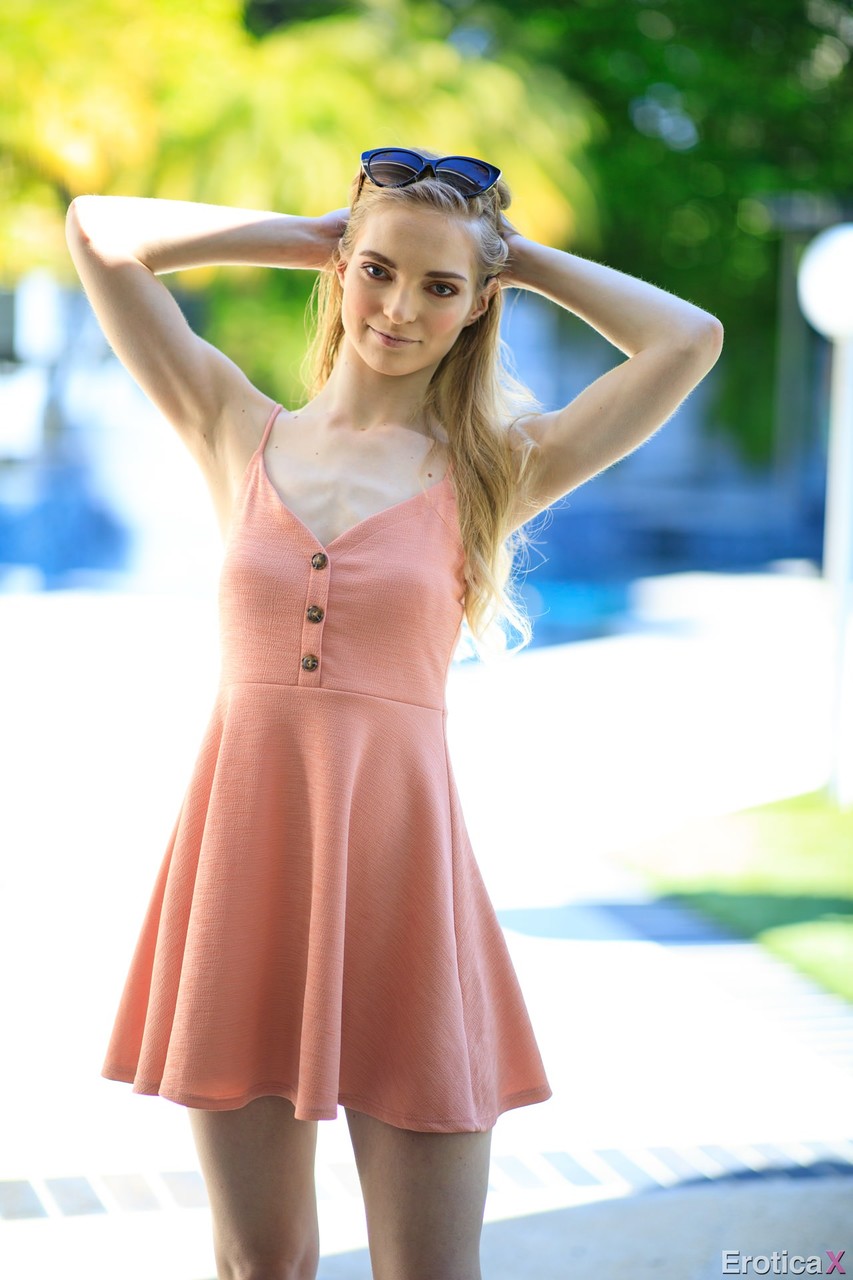 拉娜·沙拉波娃在沙发上骑大鸡巴 娇小金发小乳房