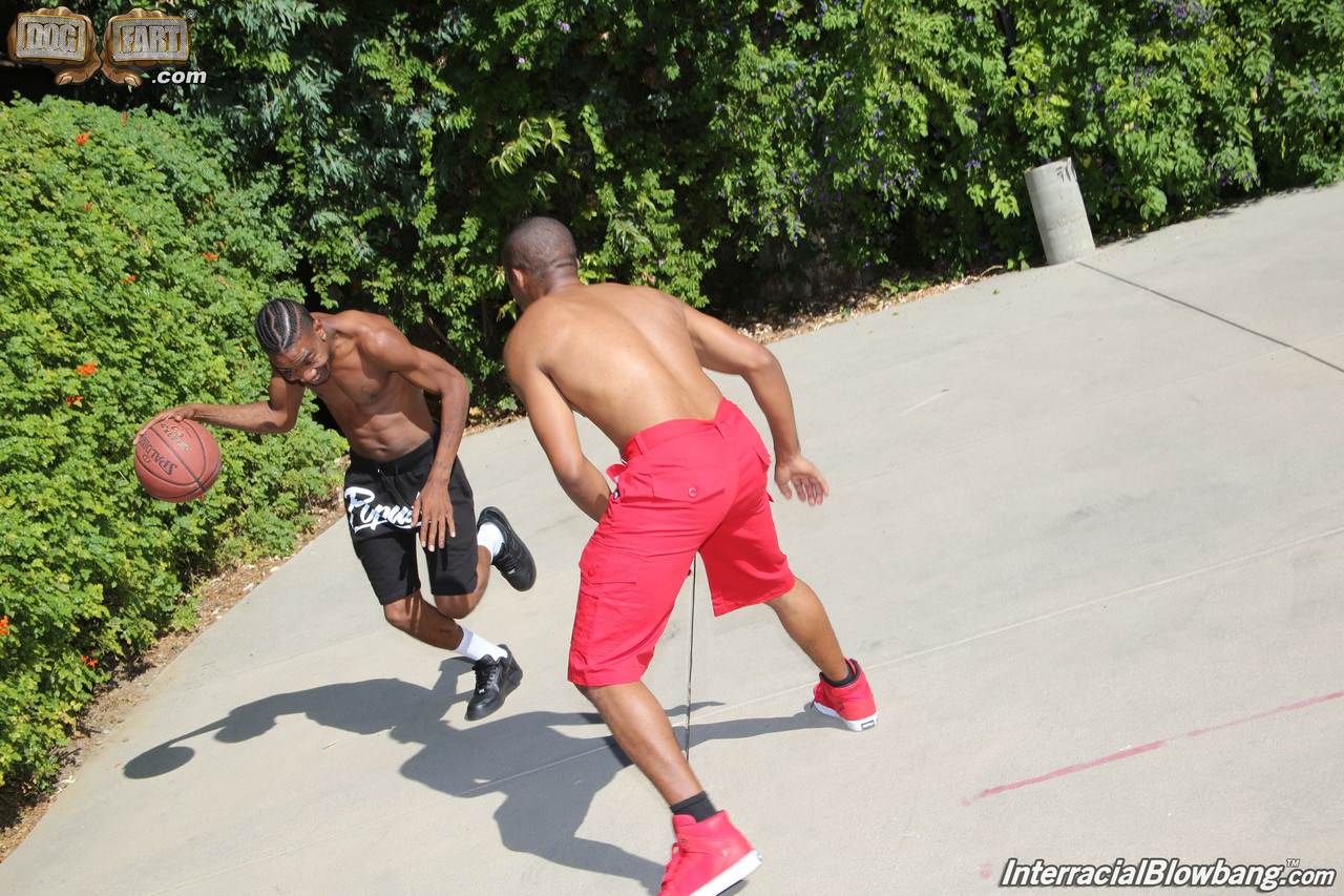 ميليسا مور: عاهرة بيضاء تمتص مجموعة من الأعضاء السوداء الكبيرة