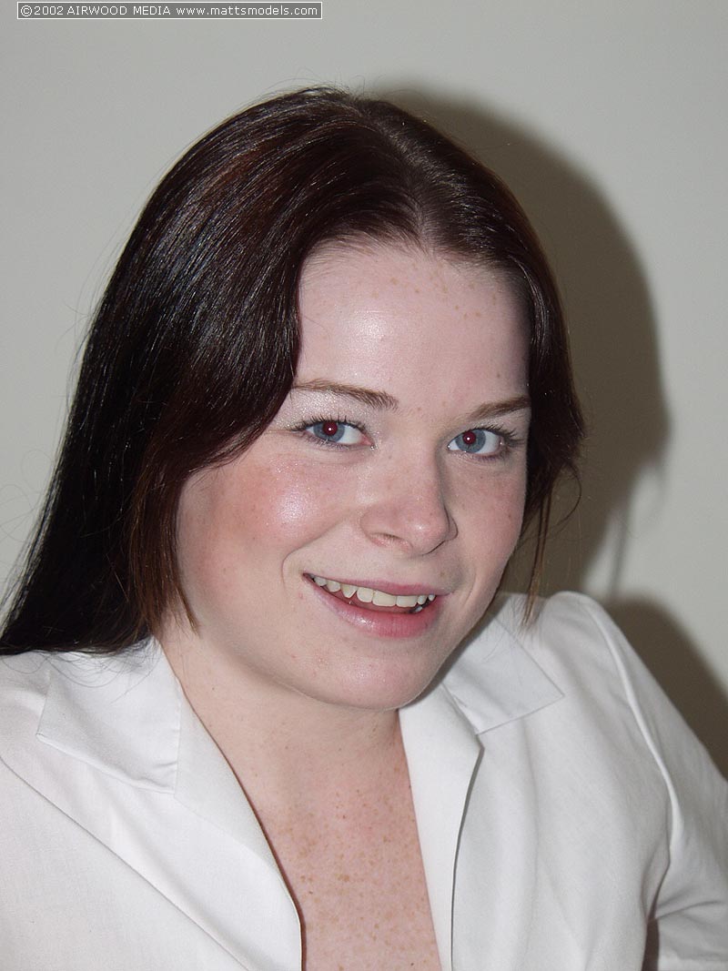 业余女孩维琪从后面掰开阴唇同时托着屁股