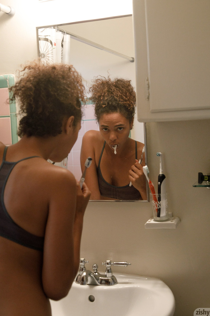 黒人美女デザイリージャコブセンがランジェリーを脱いで硬い乳首と遊ぶ