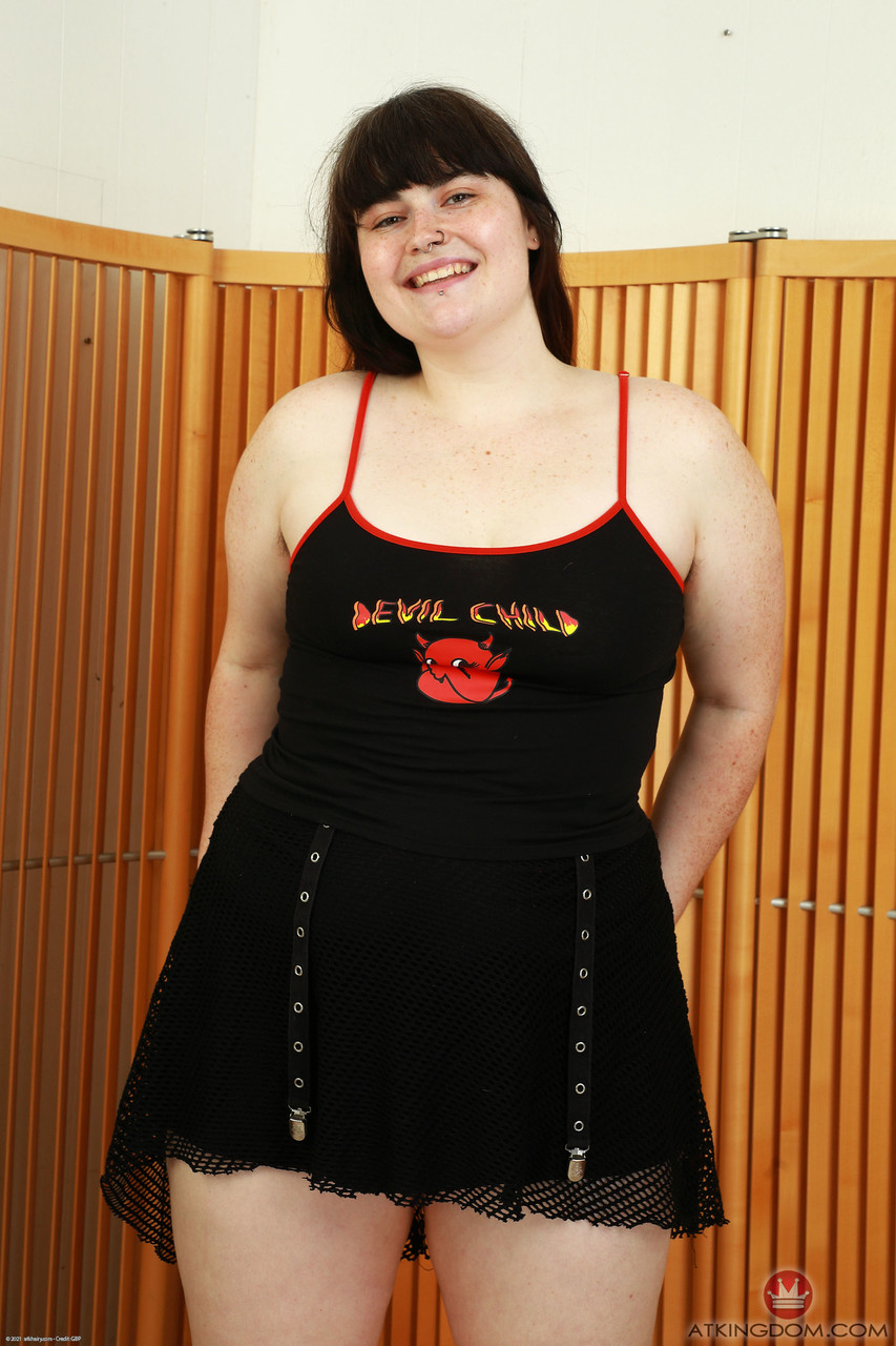 Cece Lachey Muestra Su Enorme Culo Y Sus Agujeros Peludos De Cerca