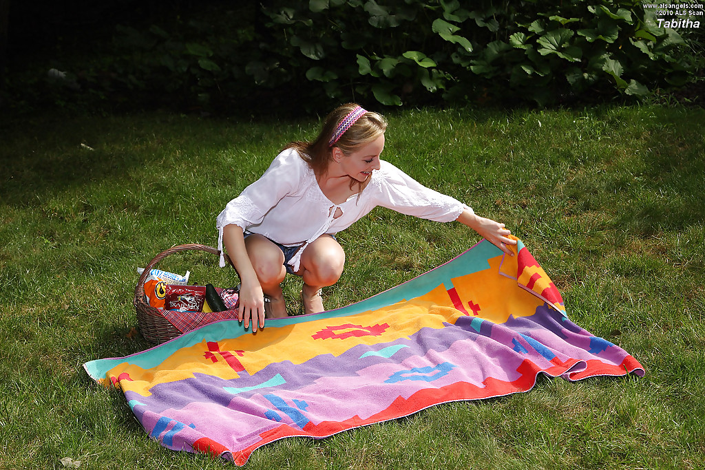 فتاة هواة قذرة تتعرى وتلعب بنفسها في الخارج