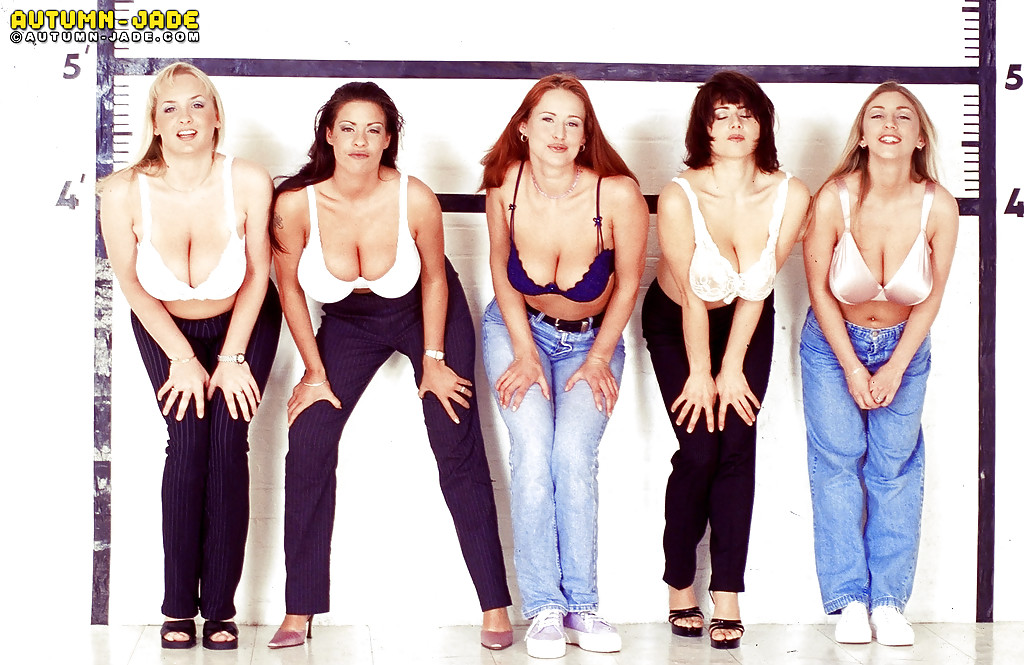 نجمة الميلف أوتوم جايد وصديقاتها اللواتي يمارسن الجنس مع النساء المكتنزات يخلعن الجينز ليظهرن عاريات