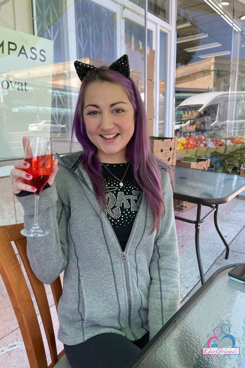 紫髪のアマチュア・リリー・アダムスが小さな胸と穴を広げる