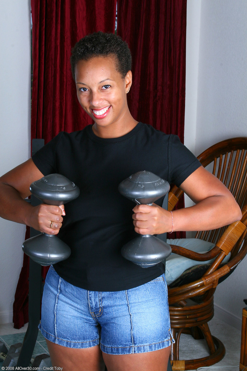 Short-Haired Ebony Stacy J Flashes Big Ass And Pink Cunt After Workout