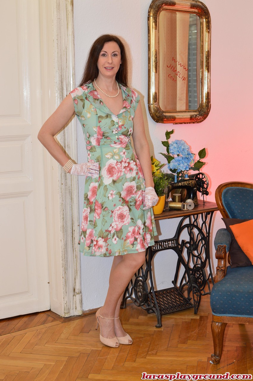 लारा: स्टॉकिंग्स में ग्लैमरस एमआईएलएफ लंबे पैरों से छेड़छाड़ करती है और खुद को उंगली करती है