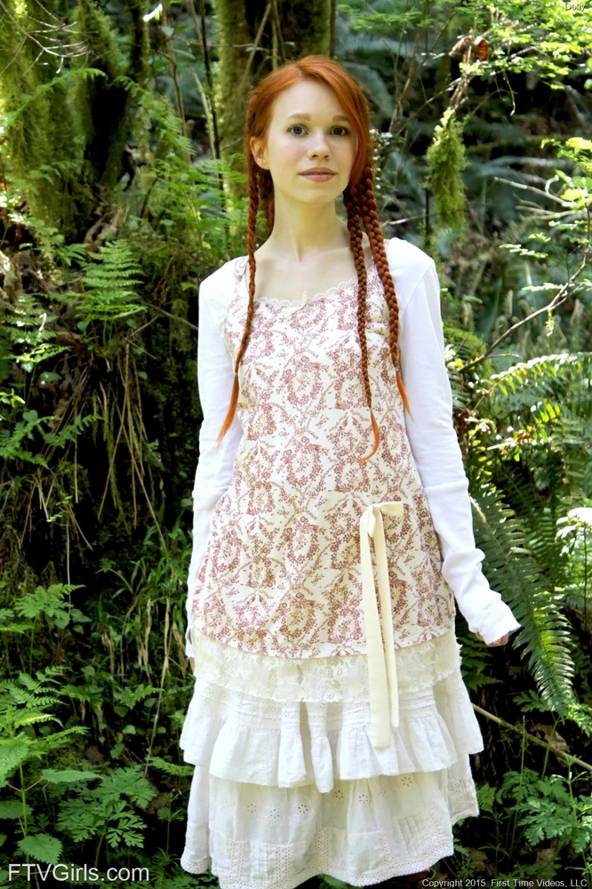 穿靴扎辫子的年轻红发女子在森林中裸体做瑜伽