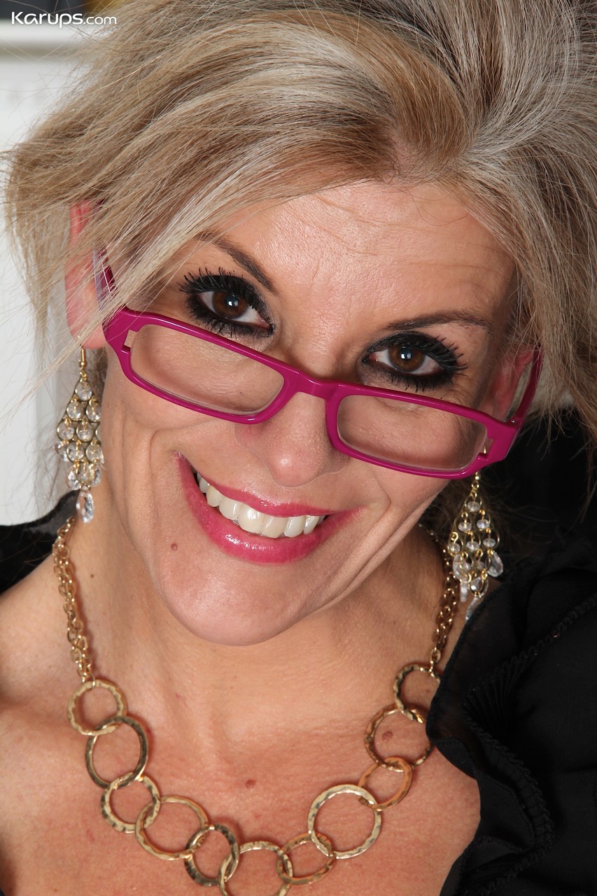 Mature Beauty Sierra Smith Upskirt Panty Flash Then Strips