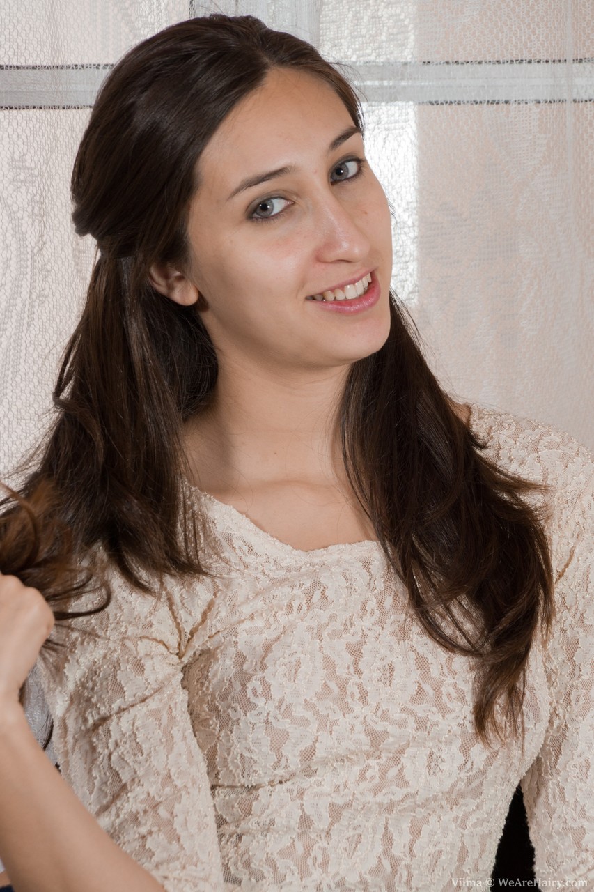 迷人的少女维尔玛在椅子上脱衣并张开双腿展示她毛茸茸的阴道