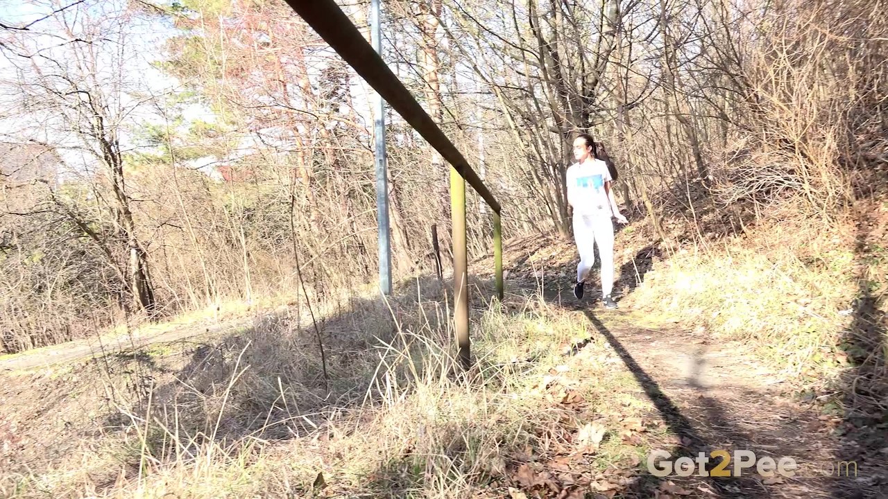 白人女孩 Vinna Reed 在乡间小路上散步时小便