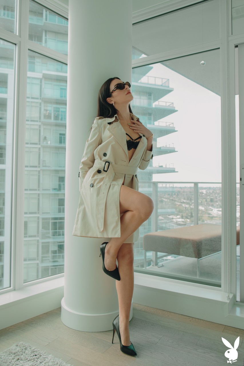 苗条美女 Xris Kovtos 在摄影棚脱衣全裸摆拍