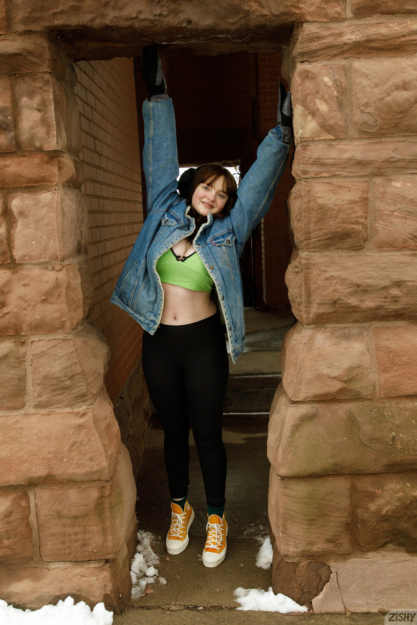 デイジー・ウェンズデーが雪の中で素晴らしい巨乳と大きな尻を披露