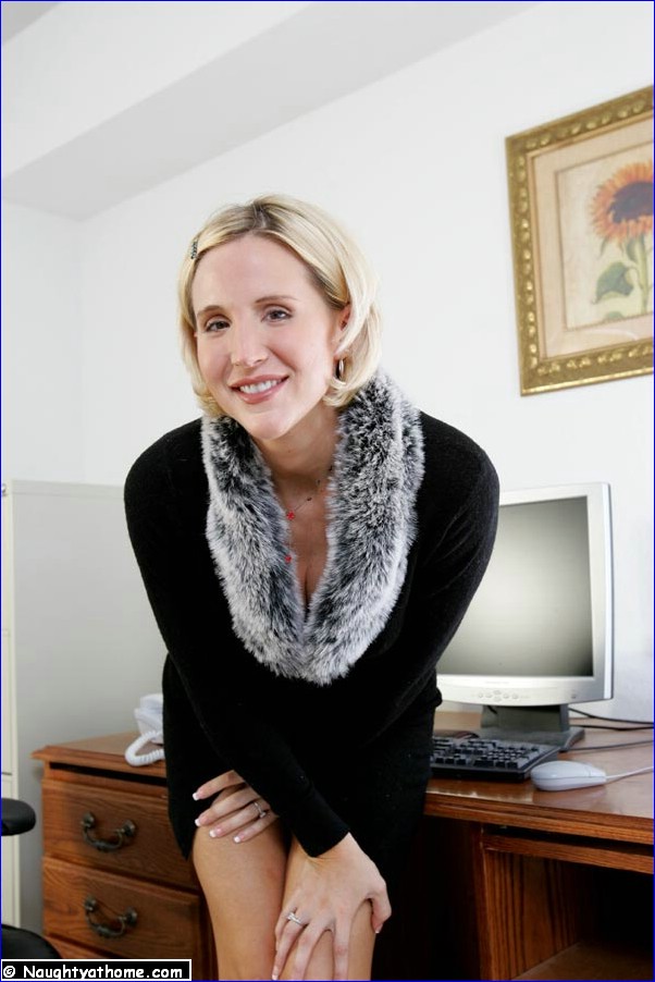 Blonde Housewife Desirae Spencer Frees Her Great Body In Heels