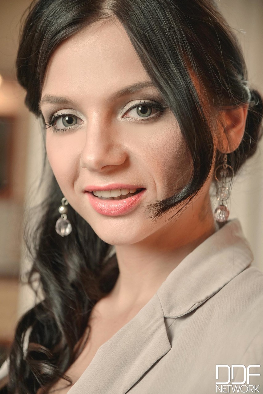 सुंदर भूरी बालों वाली बेब अनीता स्पार्कल के साथ डबल पेनिट्रेशन थ्रीसम