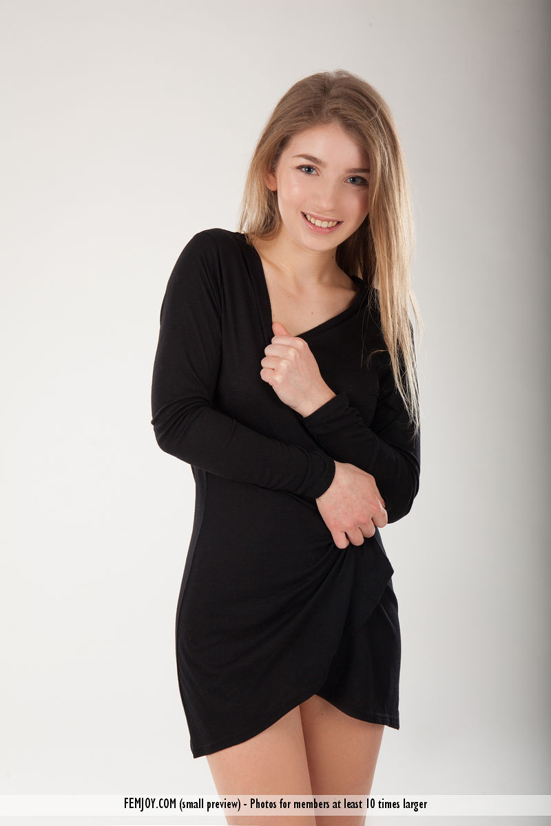 グラマー娘ヴェロナJが服を脱ぎ、直立した乳房であぐら裸足で座る