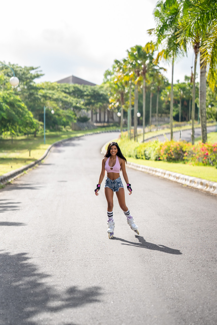 蒂塔·撒哈拉穿热裤滑旱冰然后穿性感连衣裙摆姿势