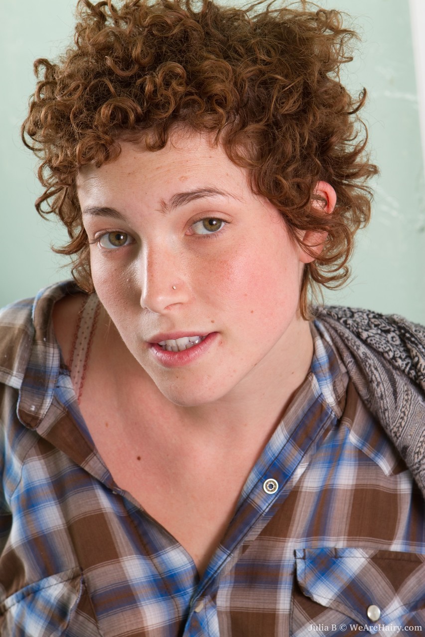 جوليا ب تكشف عن إبطها المكسو بالشعر وتمارس العادة السرية في الحمام