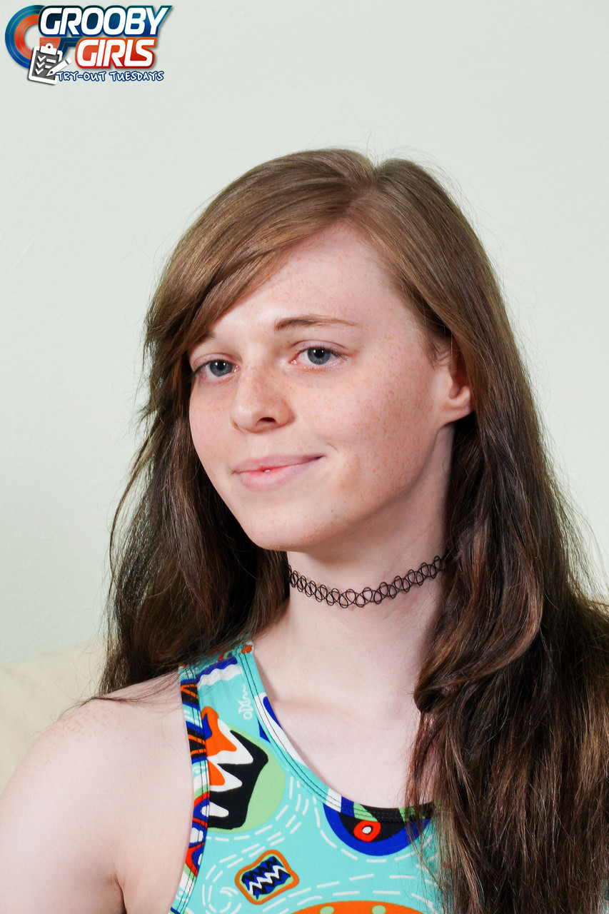 Guapa Y Alta Transexual Quinnn Expone Pequeños Tetas Y Pequeña Polla