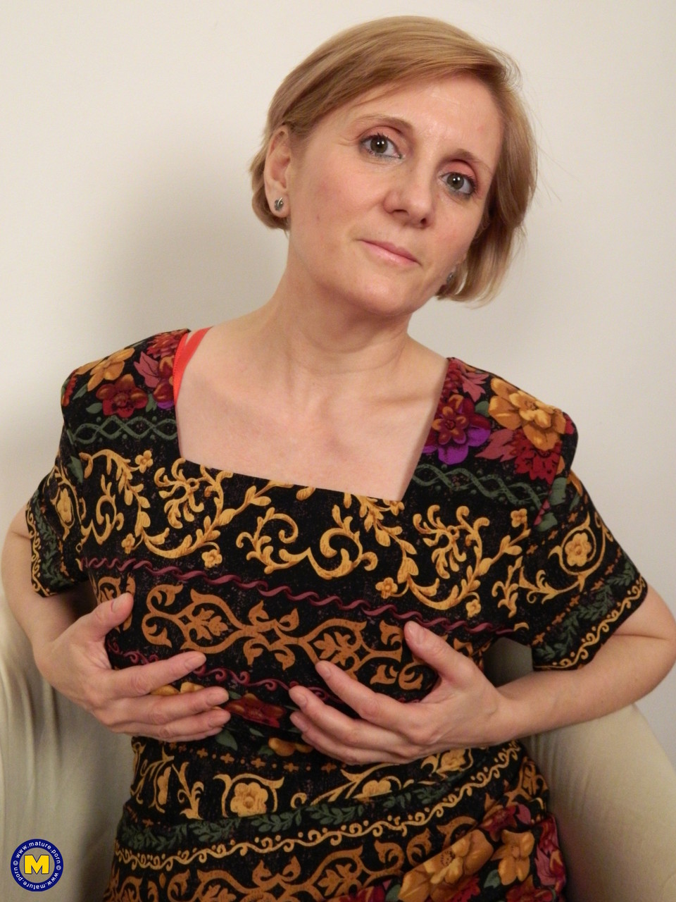 Sábia Europeia Perde O Vestido & Exibe Grandes Mamilos Enquanto Brinca Com A Boceta